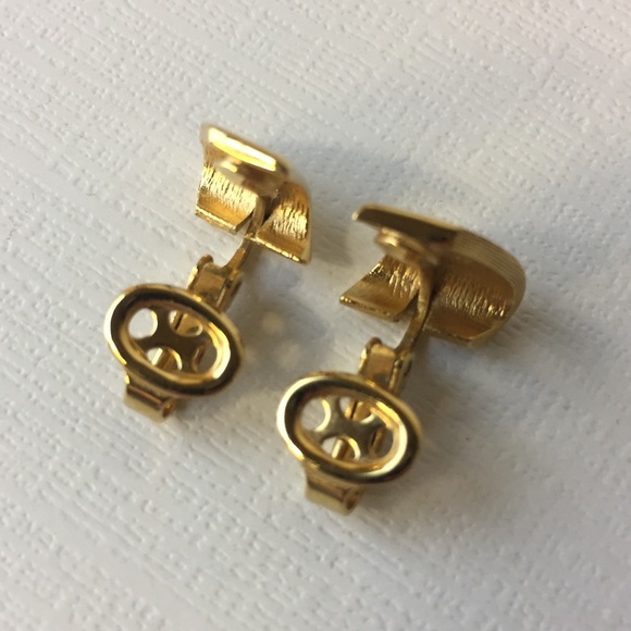 Vintage Minimalist Gold Tone Clip On Earrings - Picture 7 of 10